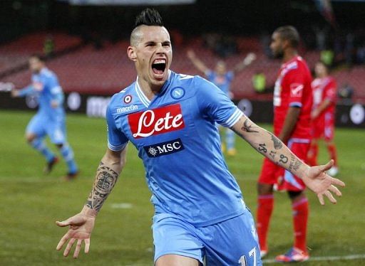 Napoli dominate Catania, pull level with Juve