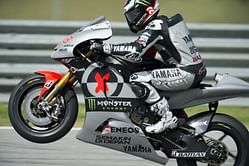 Pedrosa again edges out rival Lorenzo