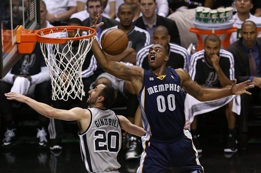Spurs thump Grizzlies in series opener