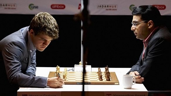 World Chess Championship 2014: Magnus Carlsen defeats Viswanathan Anand in game 6 despite a major blunder