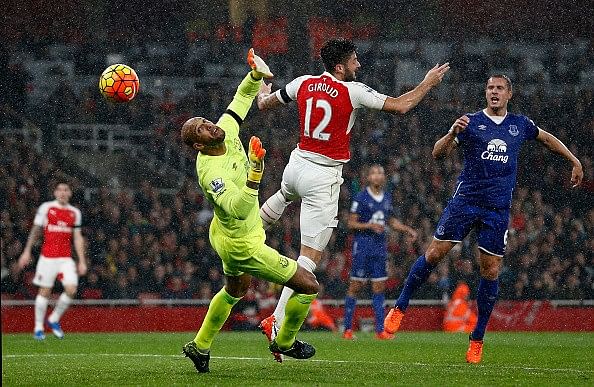 Arsenal beat Everton 2-1 to move top of the Premier League table