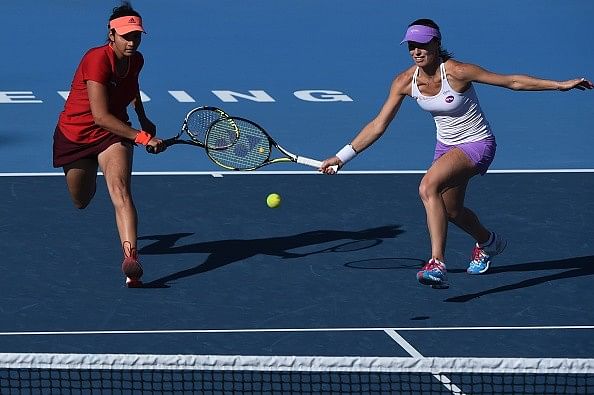 Sania Mirza and Martina Hingis through to the semifinals of the China Open