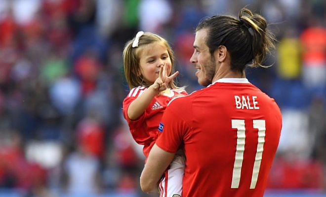 Bale with his daughter Alba Viola after the game: 