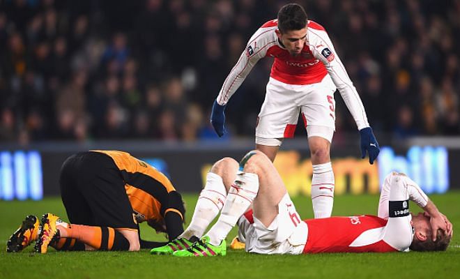33': SUBSTITUTION: Mertesacker cannot continue after the collision and Monreal comes on to replace him.