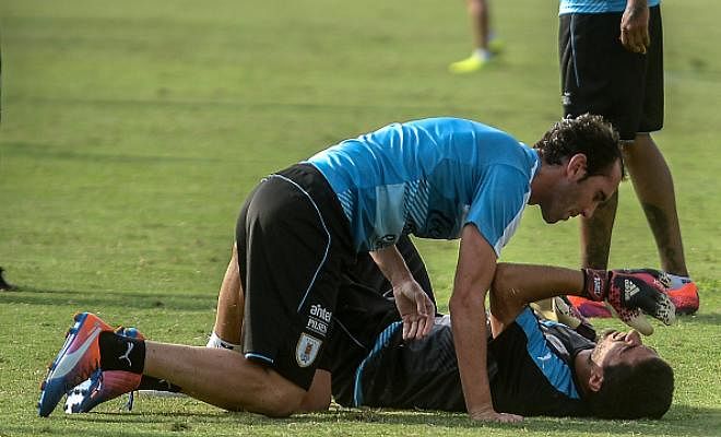 Luis Suarez suffers injury scare!!Suarez decided to try his hand at goalkeeping during training with the Uruguay national team and the results were expected but hilarious as well. But he had the whole team worried for a while after banging into Diego Godin. Luckily for the Barca man, he got up and took part in the training session like nothing had happened. He normally doesn't don the gloves but for some reason decided to make an exception