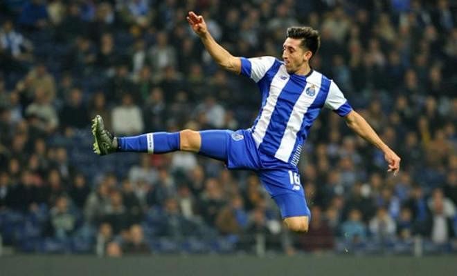 MOURINHO WANTS HERRERA 2.0!Jose Mourinho has set sights on signing FC Porto midfielder, Hector Herrera. The Mexican has been a target for Mourinho since his Chelsea days but has never really made a move for him. Sky Sports are now reporting that he will be the subject of a bid from Manchester United in January!