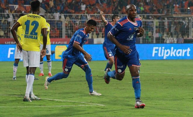 GOAL! FC Goa score again from a corner! Mandar takes the corner,Gregory was at the right place to head the ball into the Kerala Blasters net. 2-1 now with less than 10 minutes to go.
