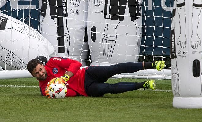 Sevilla close in on Sirigu!!According to L'Equipe, PSG goalkeeper Salvatore Sirigu is expected to join Sevilla on loan without the option to buy.