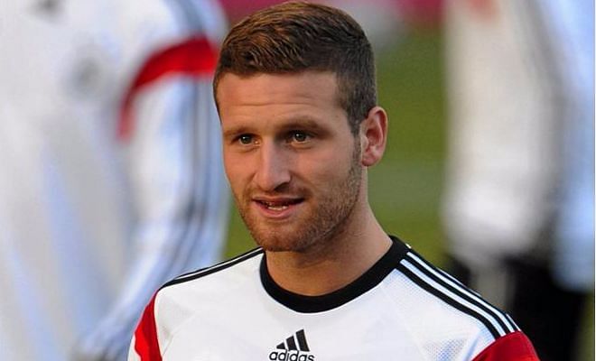 Per's being replacedArsenal are reportedly considering signing Valencia's German centre-back, Shkodran Mustafi. The German national is valued by the La Liga club at a high £21m given a number of clubs' interest in signing him. 