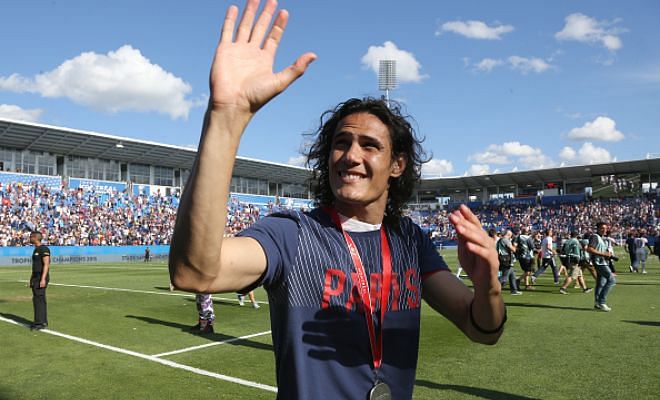 Arsenal have turned their attentions to PSG striker Edinson Cavani after missing out on Karim Benzema. [ Daily Mail ]
