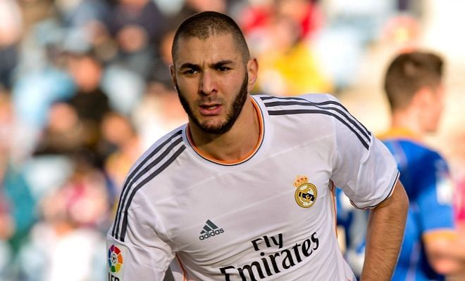 Karim Benzema's agent holds talks with Manchester United. [Manchester Evening News]