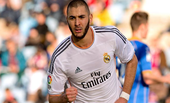 Arsenal charter private jet to fly Karim Benzema to London for medical? [Telegraph]
