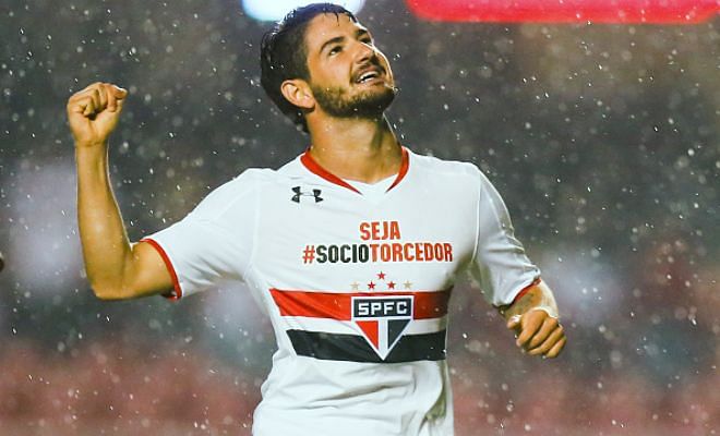Manchester United and Chelsea have been offered to chance to sign Corinthians striker Alexandre Pato for £10m. [ Sunday Telegraph ]