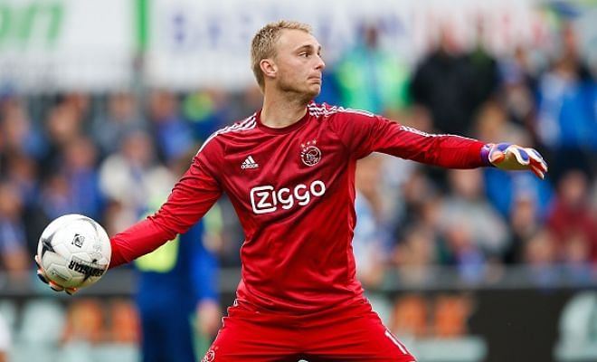 Jasper Cillessen is the now the favourite to replace David de Gea at Manchester United. (Daily Telegraph)