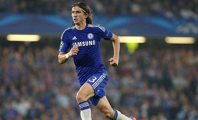Real Madrid were interested in signing Chelsea left-back Filipe Luis, but he has refused the move. (Marca)