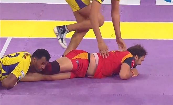 SUPER TACKLE! 35' Telugu Titans conjure up another tackle; This time on Manjeet Chhillar. Titans 22-34 Bulls