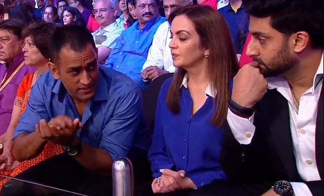 MS Dhoni, Neeta Ambani and Abhishek Bachchan discussing kabaddi during the timeout