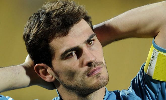 The latest news on Manchester United’s David De Gea is that Real Madrid keeper Iker Casillas has said that he would welcome De Gea to join him at Madrid. Some Real Madrid supporters caught up with Casillas outside Madrid’s training complex and asked him about De Gea. He replied, “Of course I would [like De Gea to come here]”