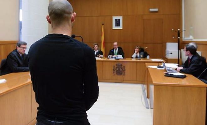 Javier Mascherano (back) stands before the judge on 21 January 2016 at the courthouse in Barcelona.