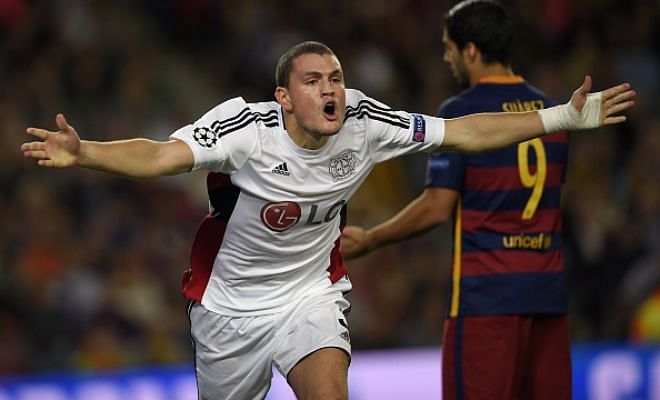 22' Bayer take a 1-0 lead as Kyriakos Papadopoulos heads in the goal! A fantastic delivery from Çalhanoglu followed by a big jump from Papadopoulos! Luis Suarez is not at all happy with Barcelona goalkeeper Ter Stegen. Poor defending.