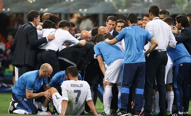 Are we set for more huddles if the game goes to penalties? Note the only man not in the huddle.