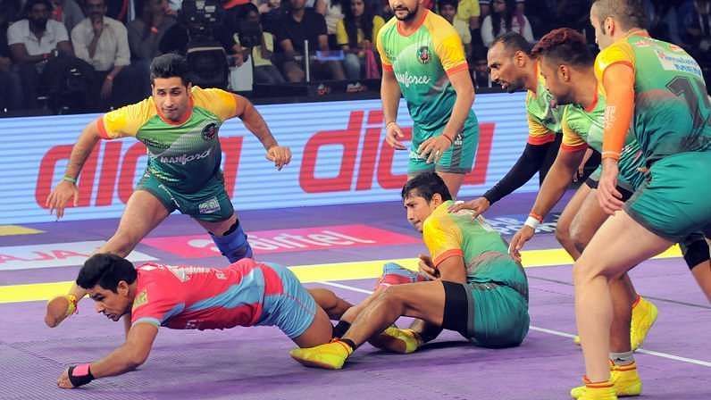 Kuldeep tries to stop Rajesh Narwal from reaching the other half