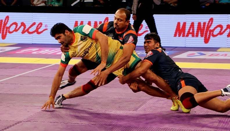 Pardeep Narwal tries to escape the clutches of Bengal Warrior&#039;s defenders