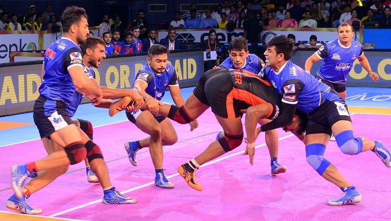The Steelers enforce a strong tackle on U Mumba&#039;s Shabeer Bapu.