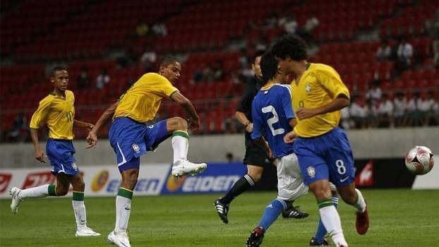 Gerson (shooting) playing alongside Neymar (left) and Coutinho (right) for Brazil U-17s
