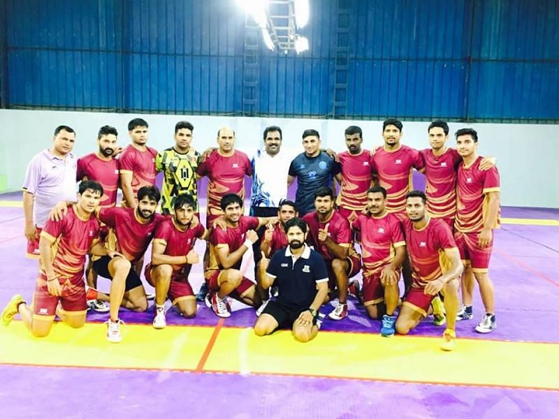 The entire squad post a training session. Image credits: UP Yoddhas