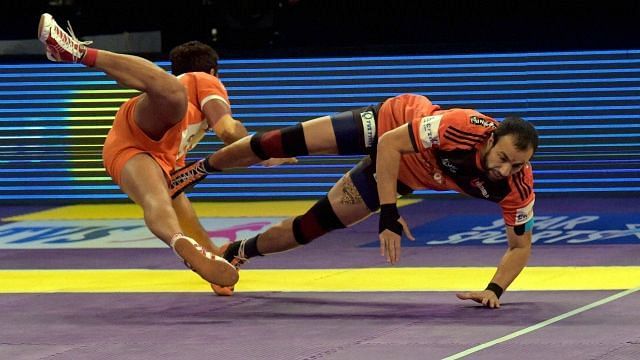 Rakesh Kumar successfully evades a Titans defender