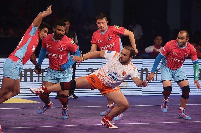 Manjeet Chhillar looks to get the better of the defenders