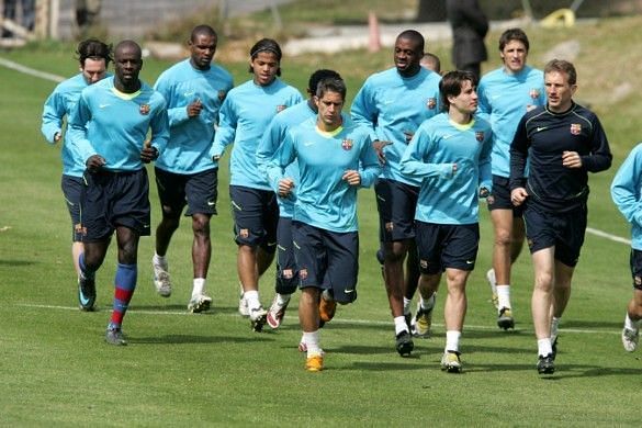 Albert Roca conducting Barcelona training with Messi (leftmost) at the back