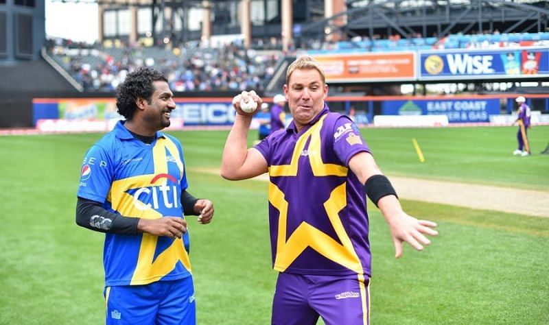 Muralitharan (L) and Shane Warne (R) enjoy a moment during the Masters League