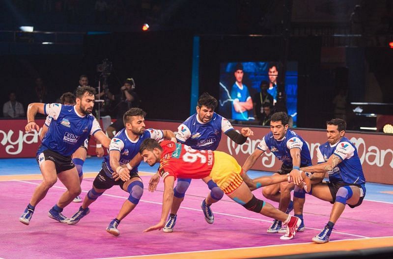 Surender Nada (extreme right) with an ankle hold