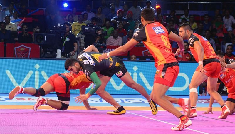 Rahul Chaudhari missed an opportunity to win his side the match on the final raid