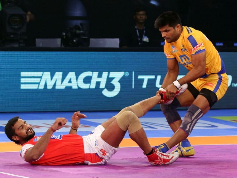 Amit Hooda doing what he has done brilliantly well throughout this season for Tamil Thalaivas