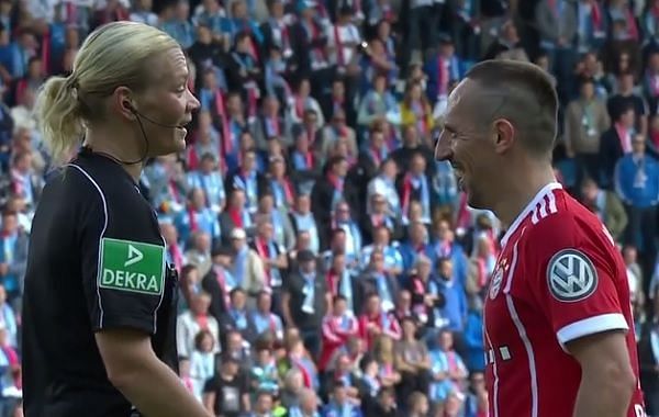 Ribery female referee shoelaces free-kick