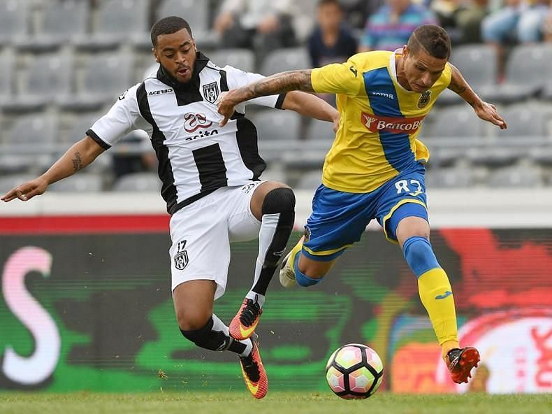 Zequinha (yellow shirt) playing in the Europa League for FC Arouca against Heracles