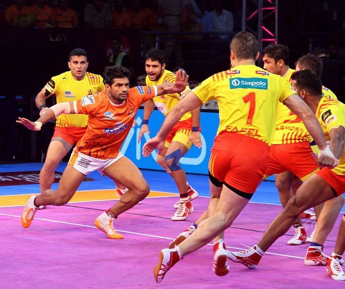 It was another day dominated by Gujarat defence as Puneri Paltan&#039;s famed lineup failed again