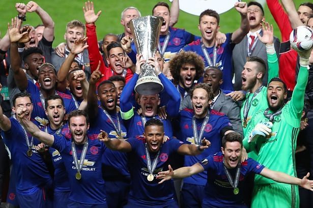 Manchester United celebrating UEL win 2017