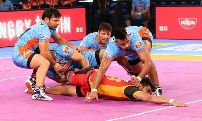 Video: Pro Kabaddi League 2017 Season 5: Bengaluru Bulls' Ajay pulls off incredible four-point super raid against Bengal Warriors