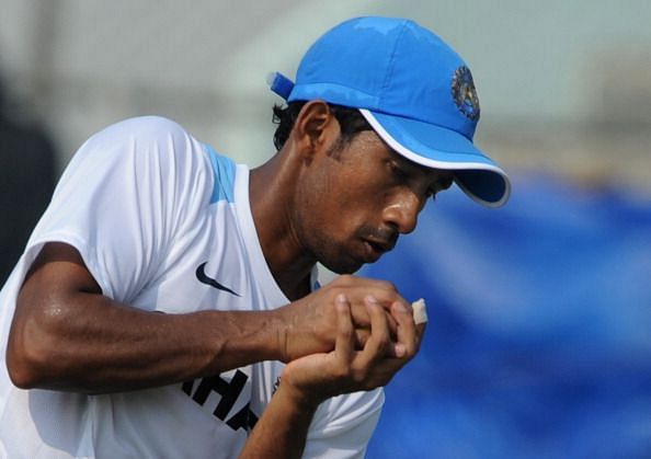 India&#039;s Wriddhiman Saha holds a catch du : News Photo