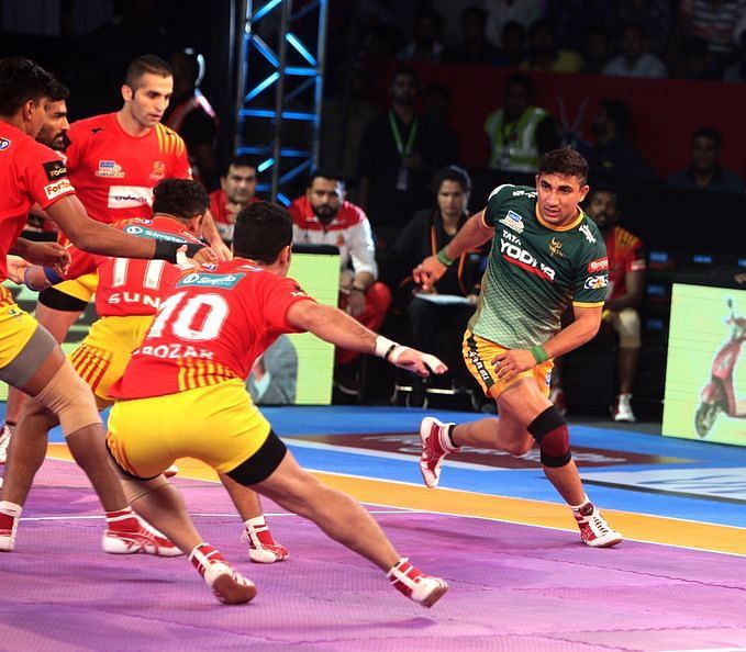 Nitin Tomar in action against the Gujarat Fortunegiants