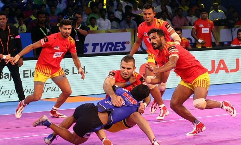 Fazel Athrachali attempts a block on Vikash Khandola