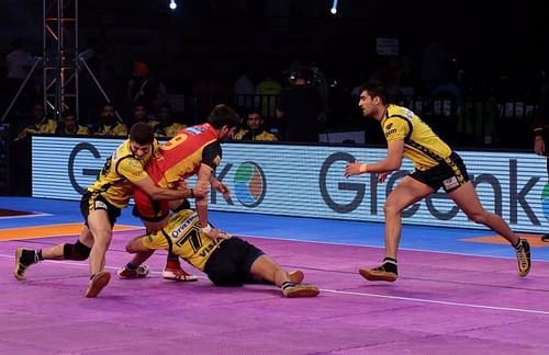 Vishal Bhardwaj (#77) and the Titans defence had Rohit Kumar's number on the Super Tackles