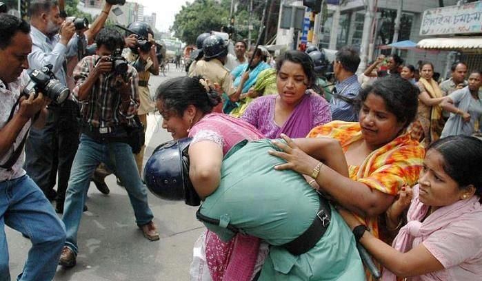 Indian-Women-Fighting-With-Cop-Funny-Picture.jpg