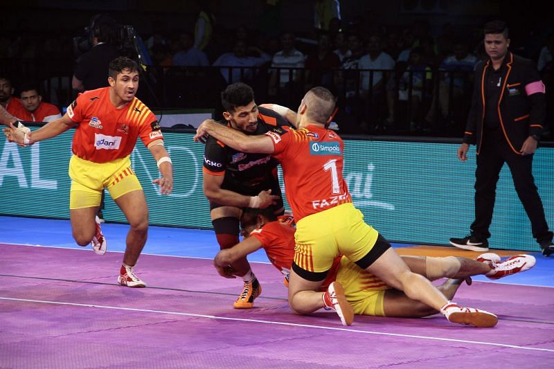 A Super Tackle and a Super Raid ensured a win for Gujarat in the end