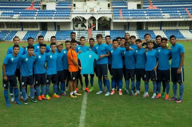 Sunil Chhetri presents the official jersey to the Indian U17 team