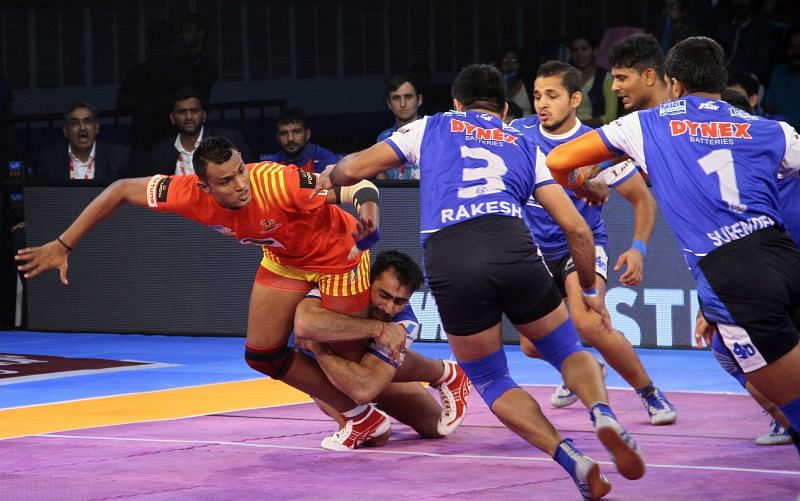 Mohit Chhillar (with the tackle) provided the key turning point on the night to spark a comeback